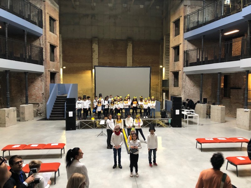 Gli alunni della scuola Govoni di Ferrara recitano l'Aida per il benvenuto al pubblico